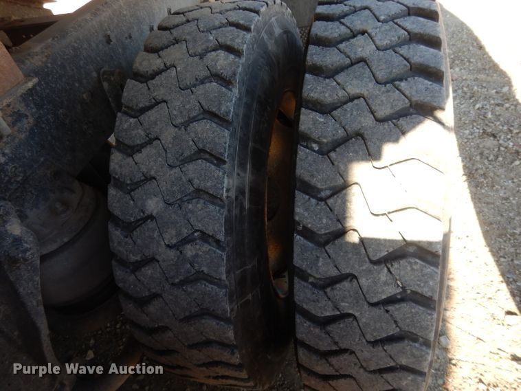 image for item DE2496 1996 Kenworth T800  semi truck