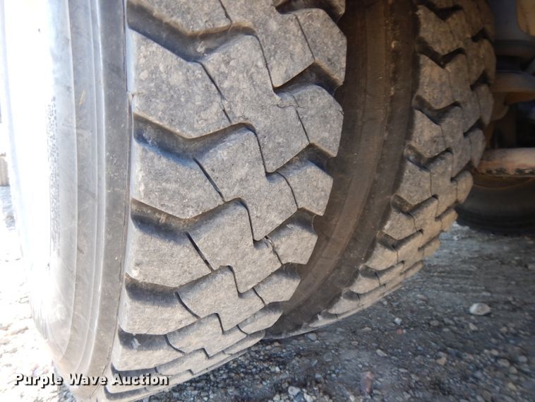 image for item DE2496 1996 Kenworth T800  semi truck