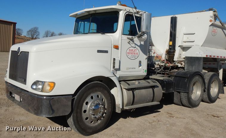 image for item DE2498 1999 International 9400  semi truck