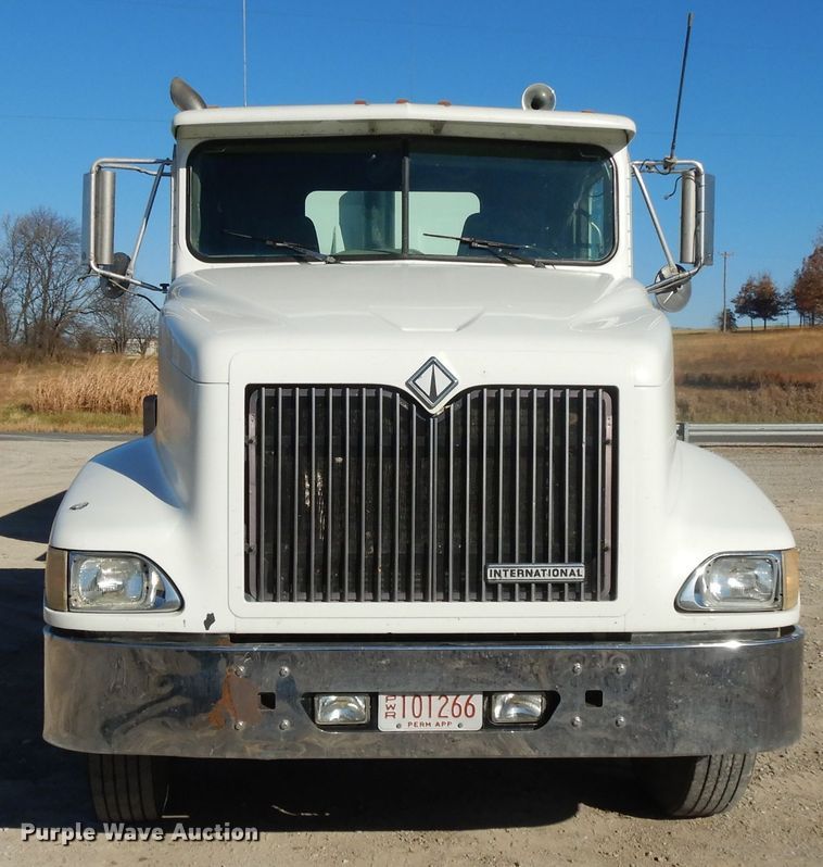 image for item DE2498 1999 International 9400  semi truck