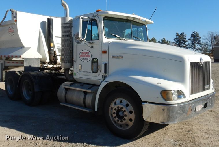 image for item DE2498 1999 International 9400  semi truck