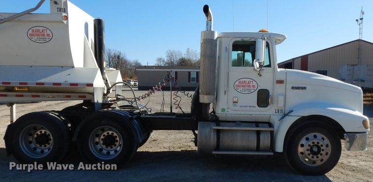 image for item DE2498 1999 International 9400  semi truck