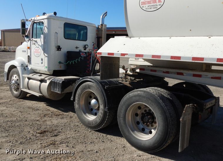 image for item DE2498 1999 International 9400  semi truck