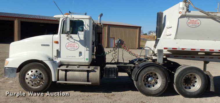 image for item DE2498 1999 International 9400  semi truck