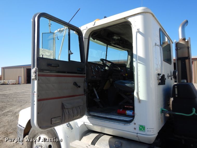 image for item DE2498 1999 International 9400  semi truck