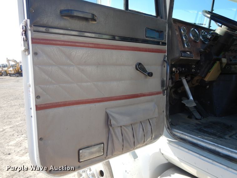 image for item DE2498 1999 International 9400  semi truck