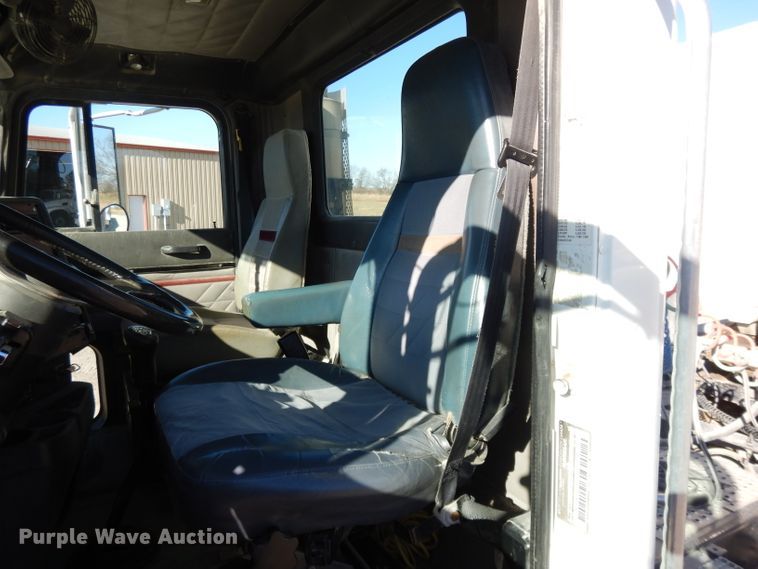 image for item DE2498 1999 International 9400  semi truck