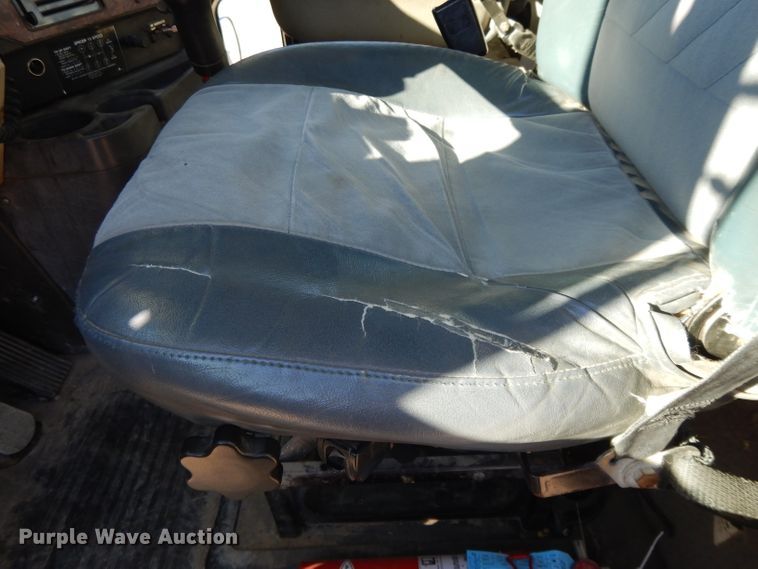 image for item DE2498 1999 International 9400  semi truck