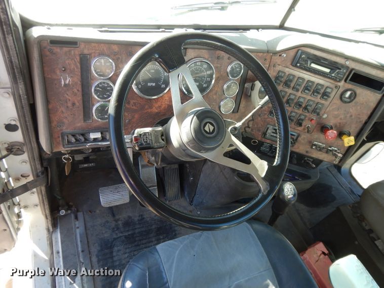 image for item DE2498 1999 International 9400  semi truck