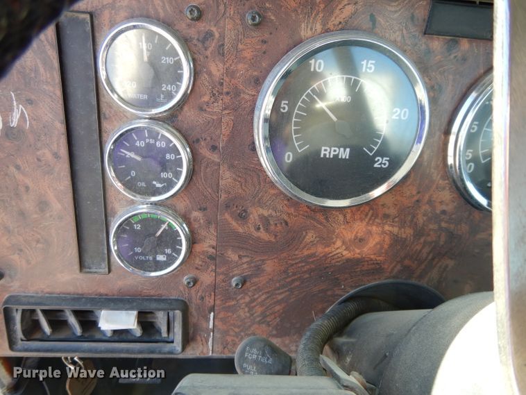 image for item DE2498 1999 International 9400  semi truck