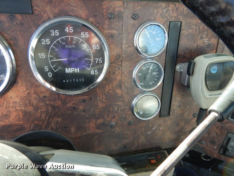 image for item DE2498 1999 International 9400  semi truck