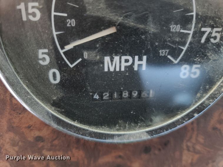 image for item DE2498 1999 International 9400  semi truck