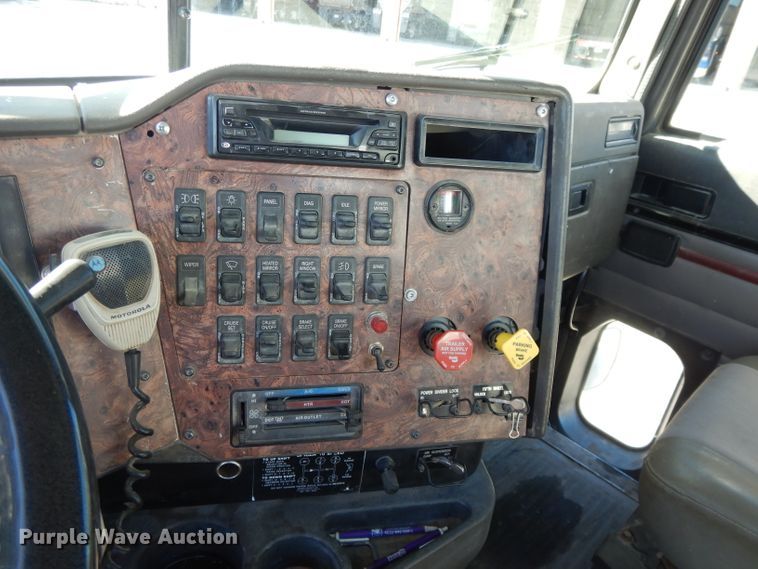 image for item DE2498 1999 International 9400  semi truck