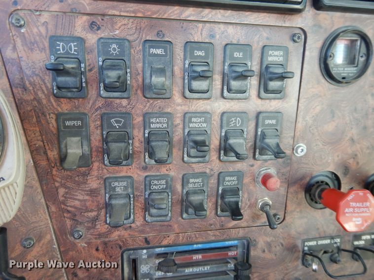 image for item DE2498 1999 International 9400  semi truck