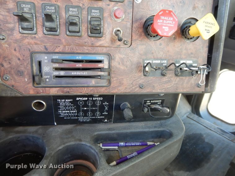 image for item DE2498 1999 International 9400  semi truck