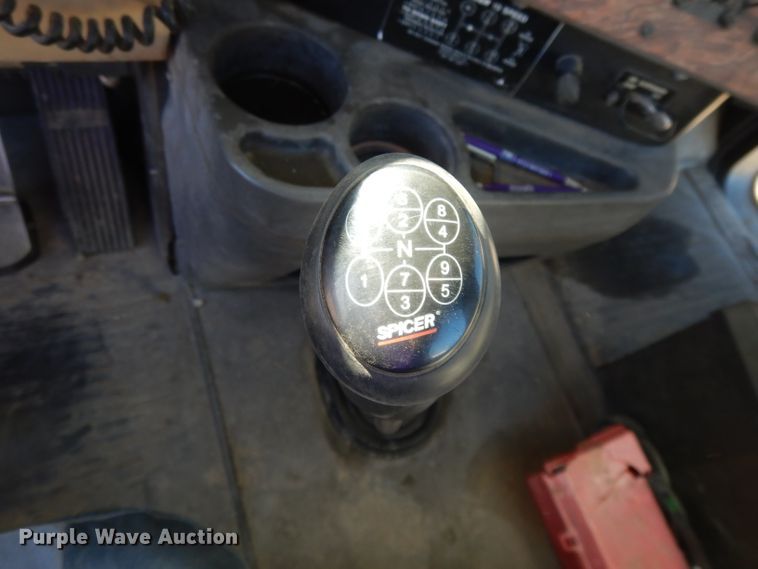 image for item DE2498 1999 International 9400  semi truck