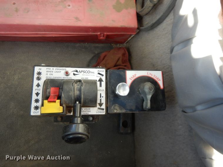 image for item DE2498 1999 International 9400  semi truck