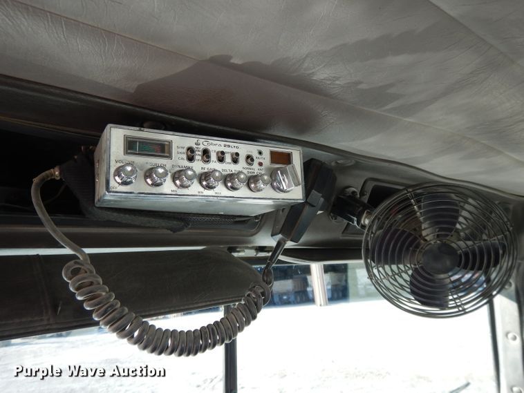 image for item DE2498 1999 International 9400  semi truck