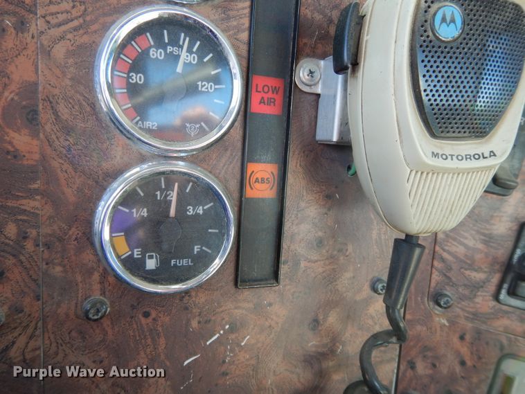 image for item DE2498 1999 International 9400  semi truck