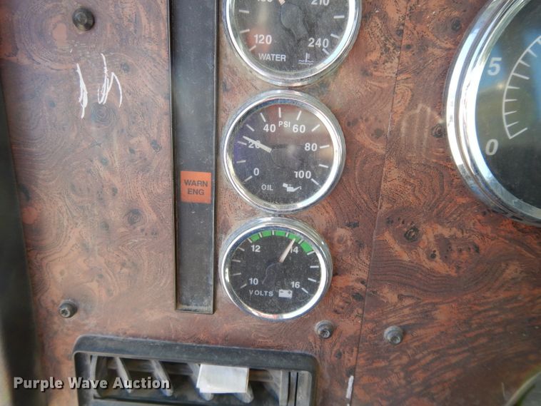 image for item DE2498 1999 International 9400  semi truck