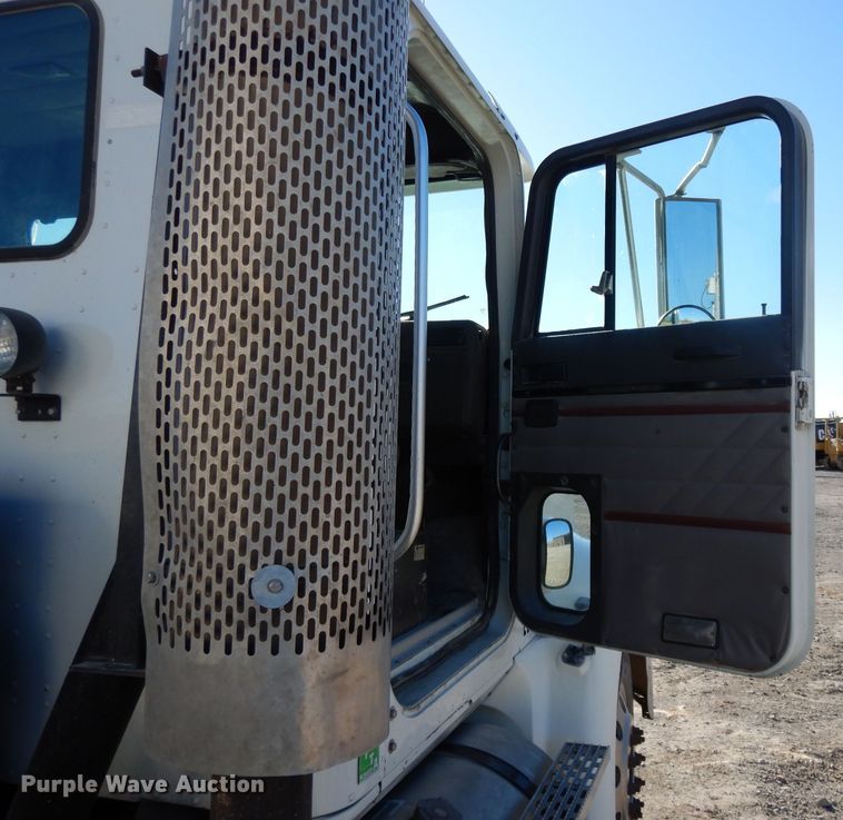 image for item DE2498 1999 International 9400  semi truck