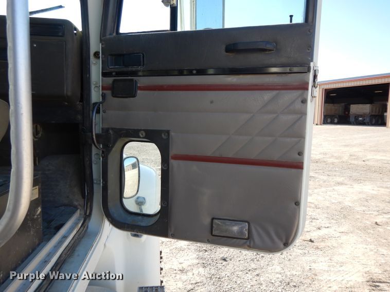 image for item DE2498 1999 International 9400  semi truck