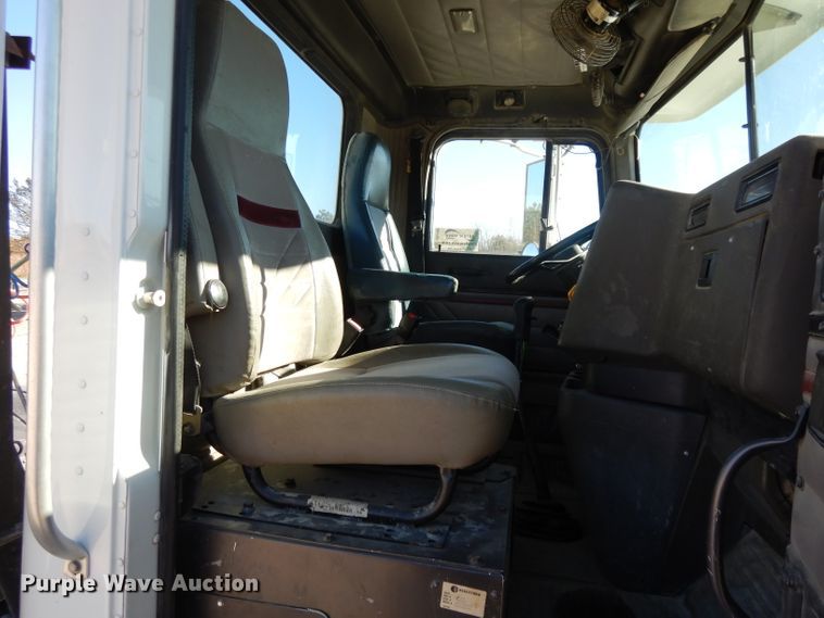 image for item DE2498 1999 International 9400  semi truck