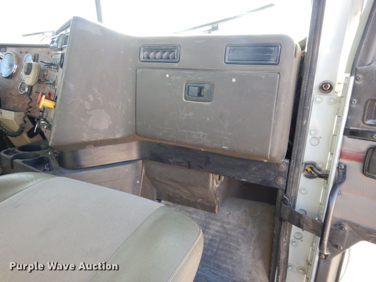 image for item DE2498 1999 International 9400  semi truck