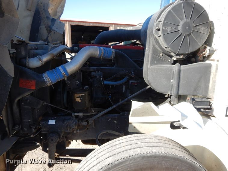 image for item DE2498 1999 International 9400  semi truck