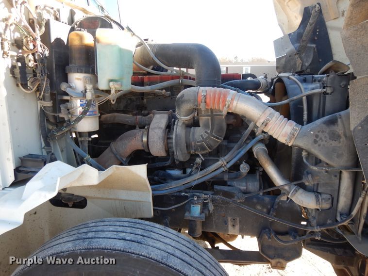 image for item DE2498 1999 International 9400  semi truck