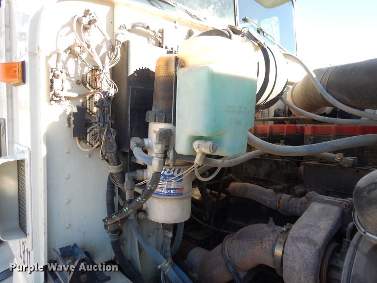 image for item DE2498 1999 International 9400  semi truck