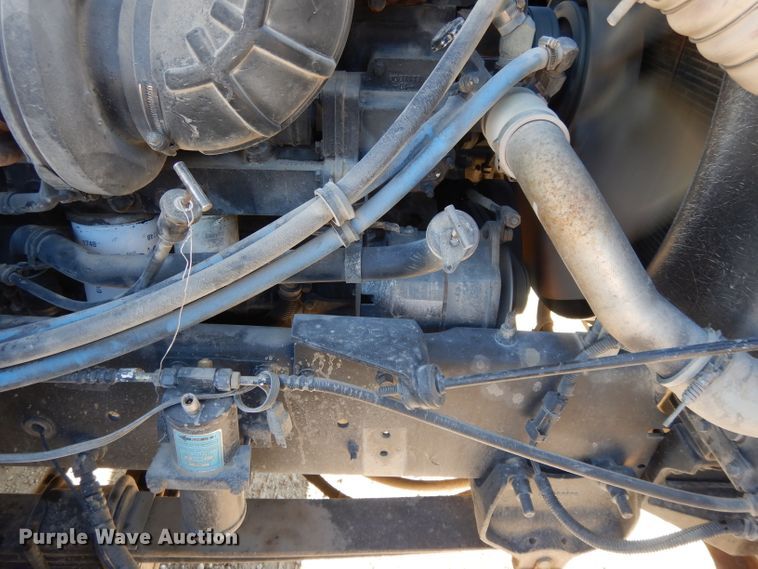 image for item DE2498 1999 International 9400  semi truck