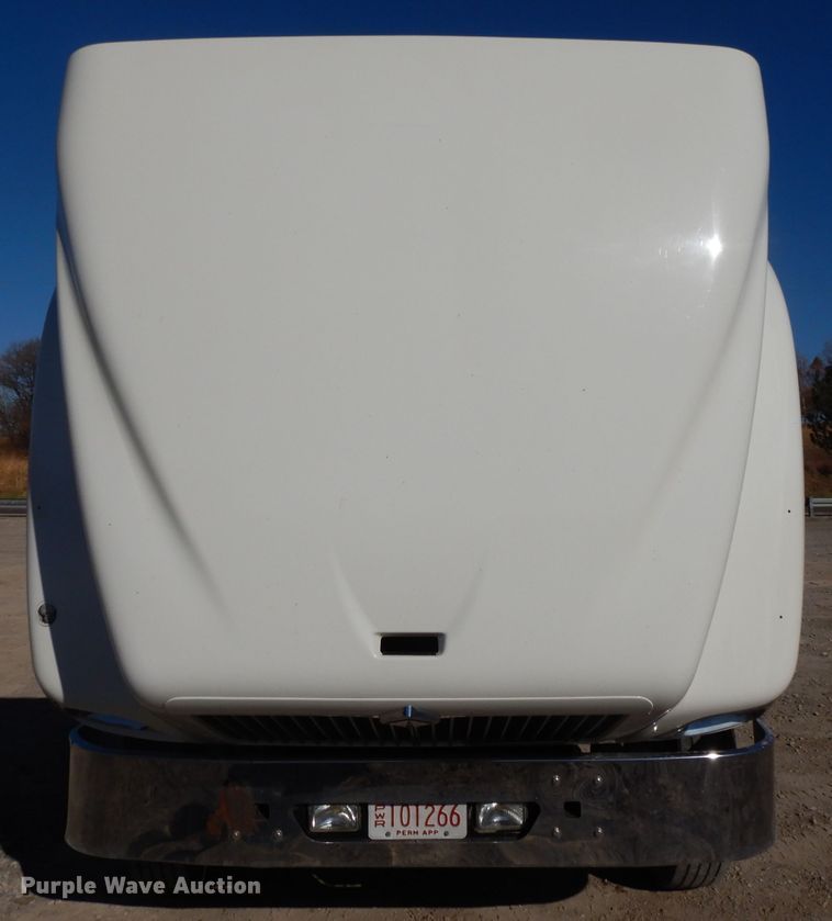 image for item DE2498 1999 International 9400  semi truck