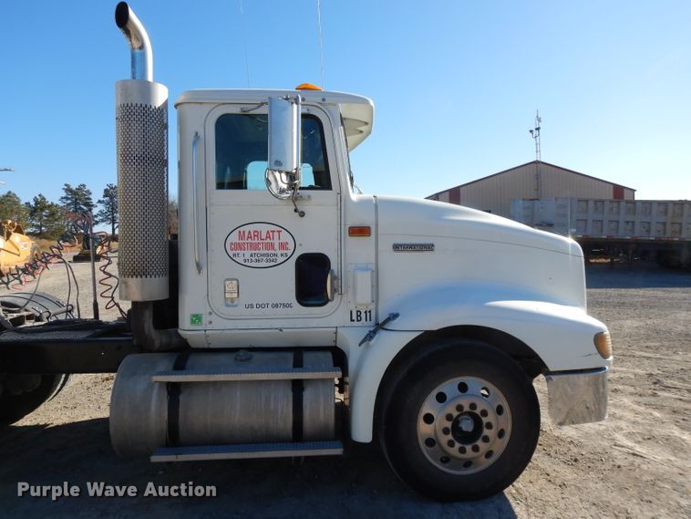 image for item DE2498 1999 International 9400  semi truck