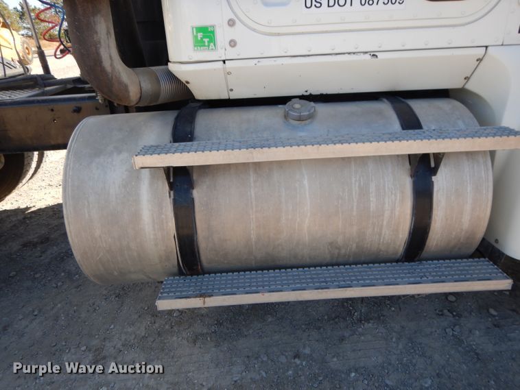 image for item DE2498 1999 International 9400  semi truck