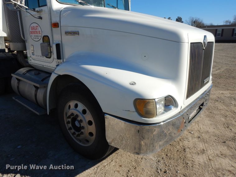 image for item DE2498 1999 International 9400  semi truck