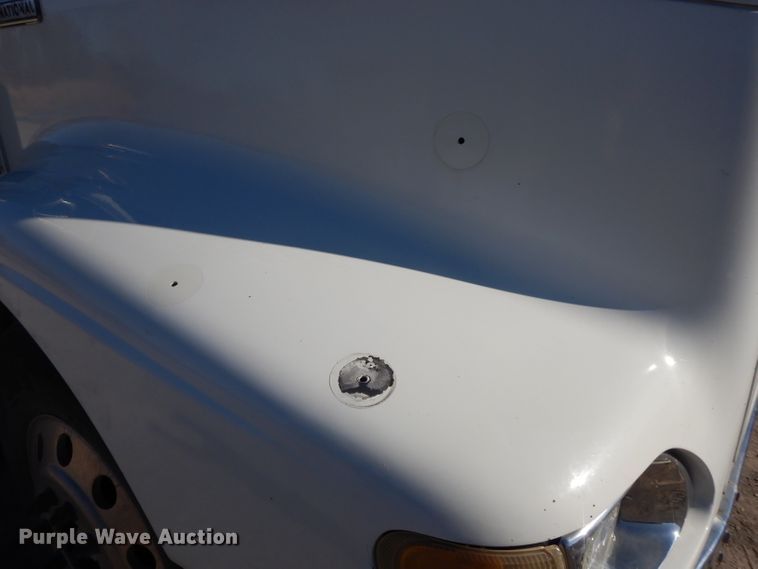 image for item DE2498 1999 International 9400  semi truck