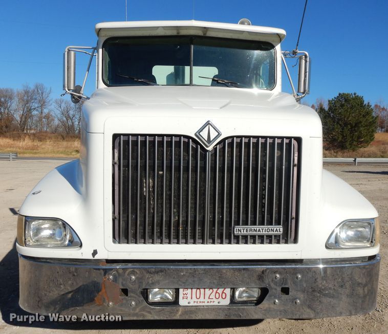 image for item DE2498 1999 International 9400  semi truck
