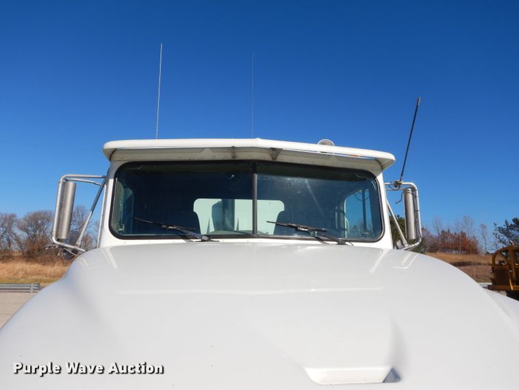 image for item DE2498 1999 International 9400  semi truck