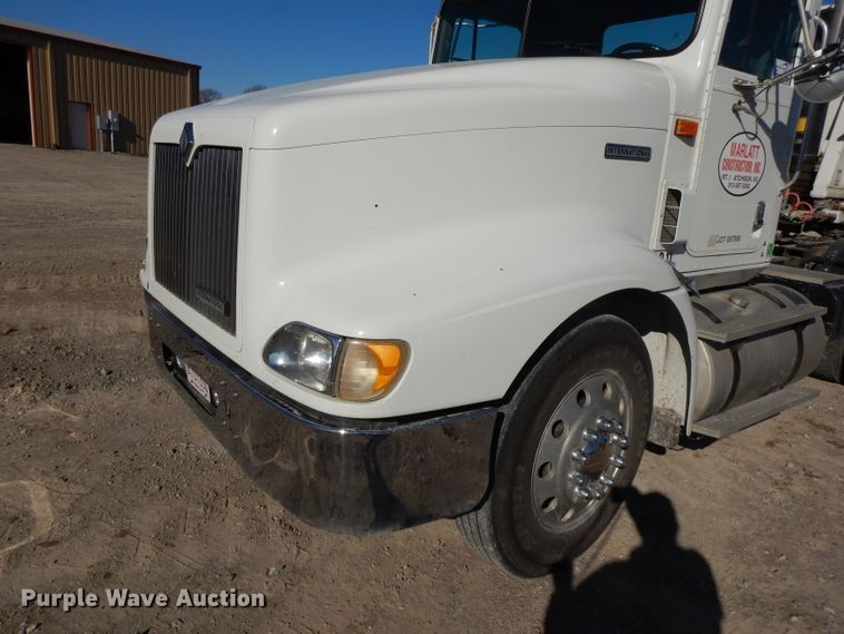 image for item DE2498 1999 International 9400  semi truck