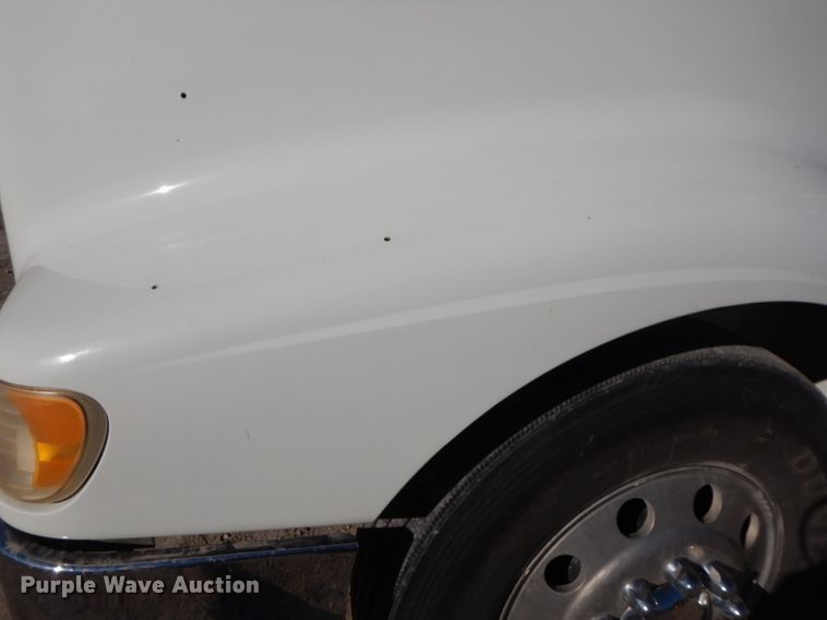 image for item DE2498 1999 International 9400  semi truck