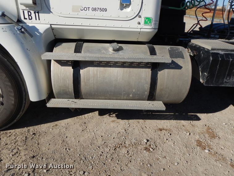 image for item DE2498 1999 International 9400  semi truck