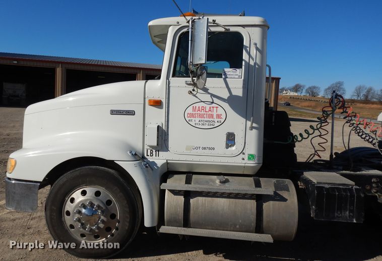 image for item DE2498 1999 International 9400  semi truck