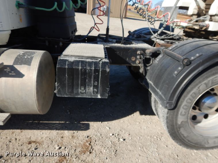 image for item DE2498 1999 International 9400  semi truck