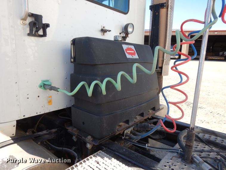 image for item DE2498 1999 International 9400  semi truck