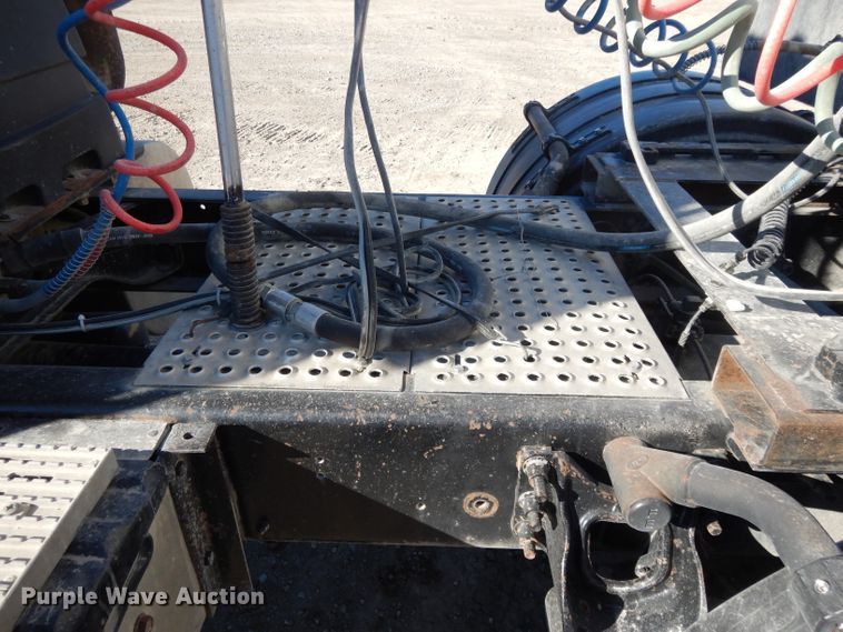 image for item DE2498 1999 International 9400  semi truck