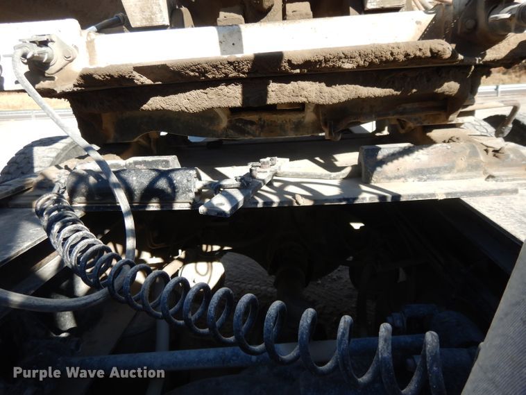 image for item DE2498 1999 International 9400  semi truck