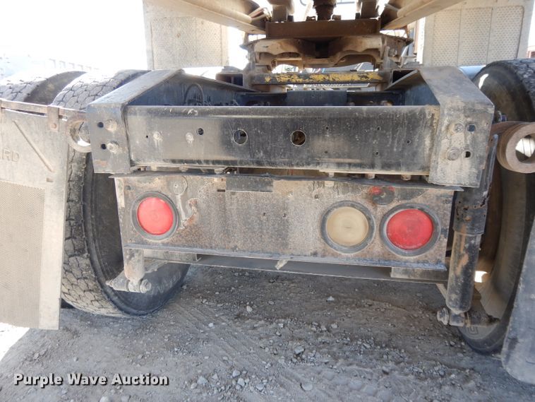 image for item DE2498 1999 International 9400  semi truck