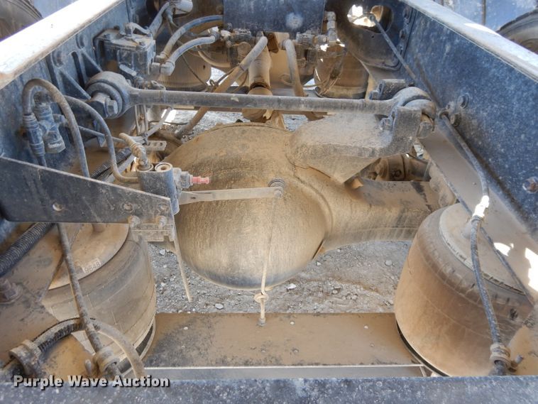 image for item DE2498 1999 International 9400  semi truck