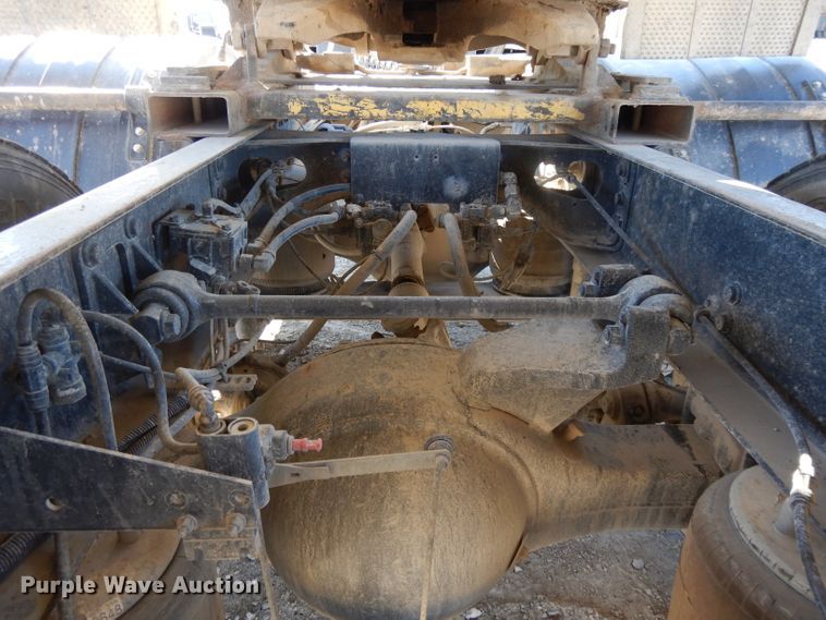 image for item DE2498 1999 International 9400  semi truck